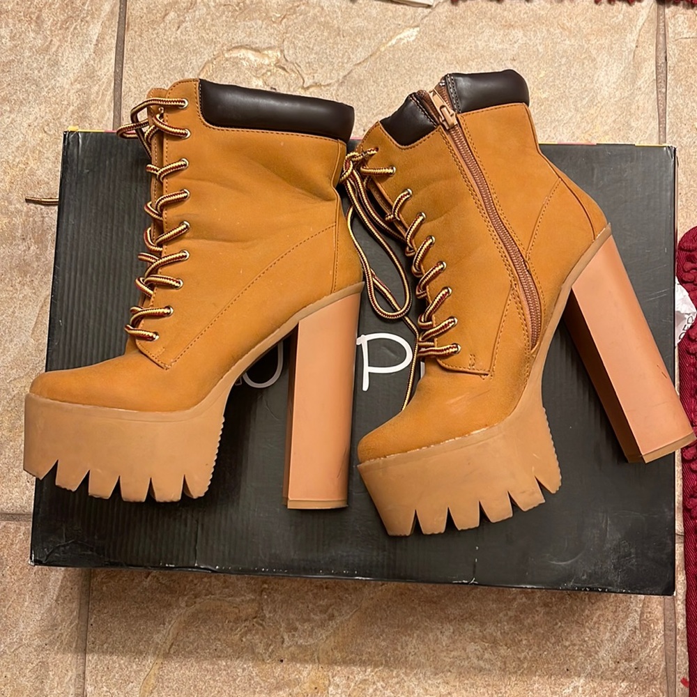 Boots Timberland style Size 7